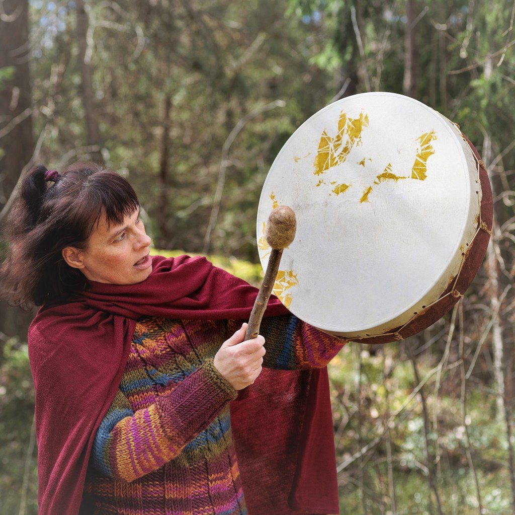Voimanaisen shamaani- ja loitsulaulu: nainen ja rumpu